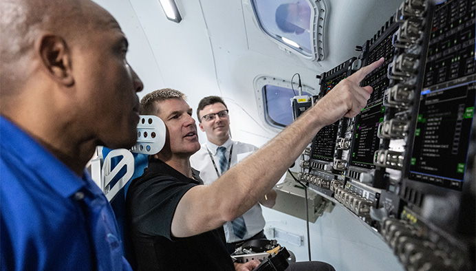Jeremy Hansen et Victor Glover s'entrainent dans le simulateur du vaisseau Orion