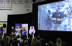 Photo de Chris Hadfield parlant aux élèves de l'école Bert Church