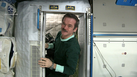 Commander Hadfield shows us how astronauts sleep in space