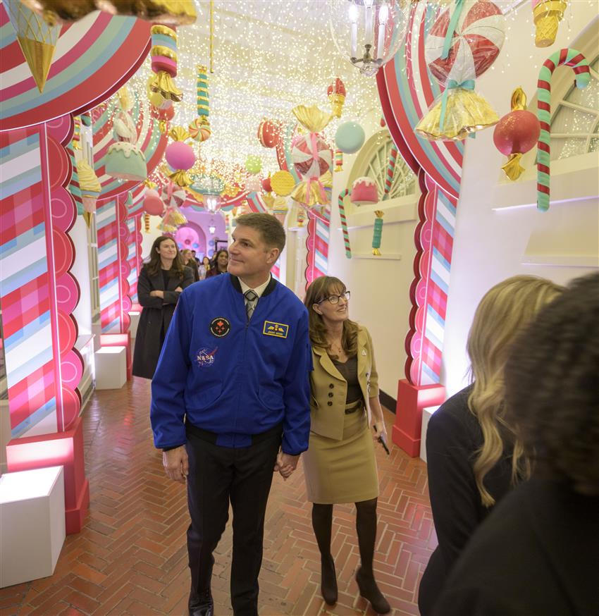 Jeremy et Catherine visitent une pièce de la Maison-Blanche où des décorations de Noël sont en forme de bonbons.