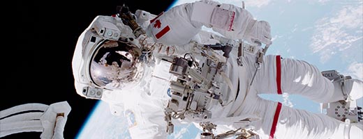 L'astronaute canadien Chris Hadfield pendant une sortie dans l'espace, lors de la mission STS-100.