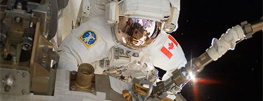 L'astronaute canadien Dave Williams pendant une sortie dans l'espace