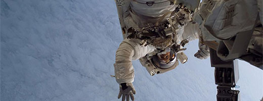 Première sortie extravéhiculaire pour l'astronaute Steve MacLean