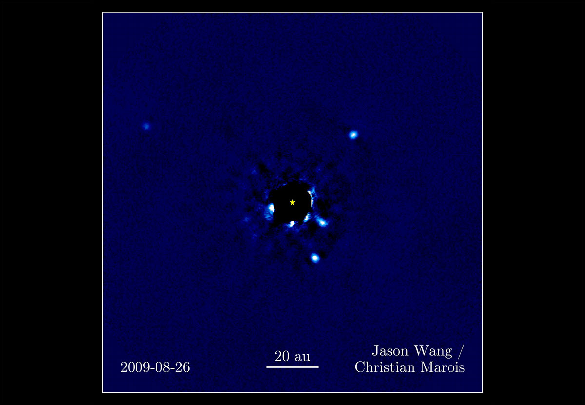 L'étoile HR 8799 et de ses quatre exoplanètes