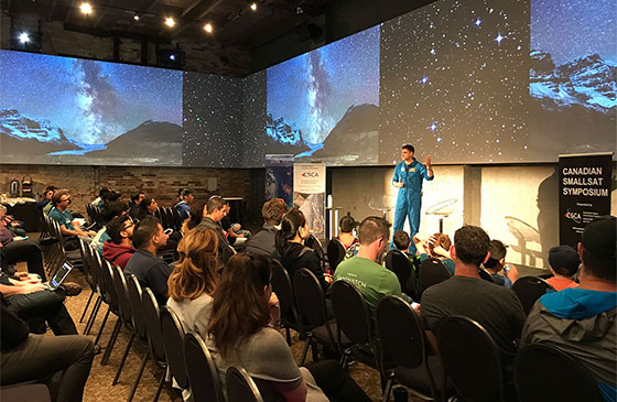 Jeremy Hansen fait un exposé devant les participants du Space Apps Challenge de Waterloo