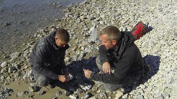 L'astronaute de l'ASC Jeremy Hansen en formation de géologie en Extrême-Arctique