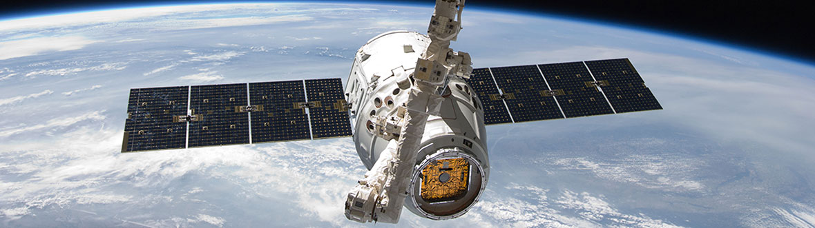 Canadarm2 catches the SpaceX Dragon cargo ship