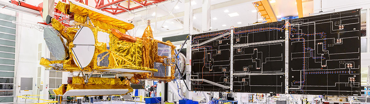 Déploiement des panneaux solaires du satellite SWOT