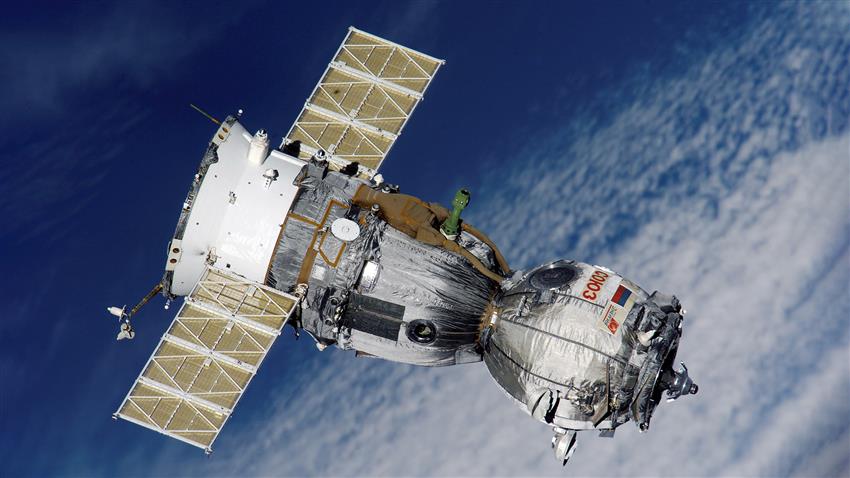 Le vaisseau Soyouz dans l'espace au-dessus de la Terre.