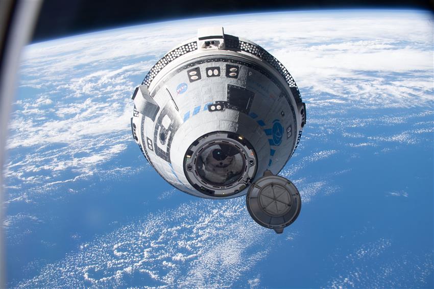 Le vaisseau spatial CST-100 Starliner au-dessus du Pacifique, près de la Station spatiale internationale.