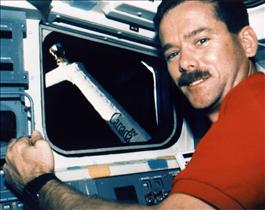 Chris Hadfield prend les commandes du Canadarm