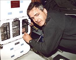 Marc Garneau vérifie l'état de l'installation aquatique de recherche (ARF) canadienne au cours de la mission STS-77