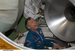 Robert Thirsk enters the ISS