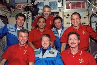cinq astronautes de la mission STS-97 rendant visite aux trois membres de l<équipage Expedition 1 à bord de la SSI