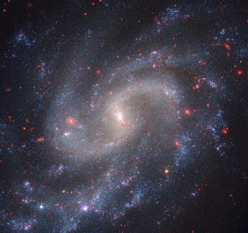 Image composite de Webb et Hubble d'une galaxie avec un noyau brillant et des bras spiralés bleus