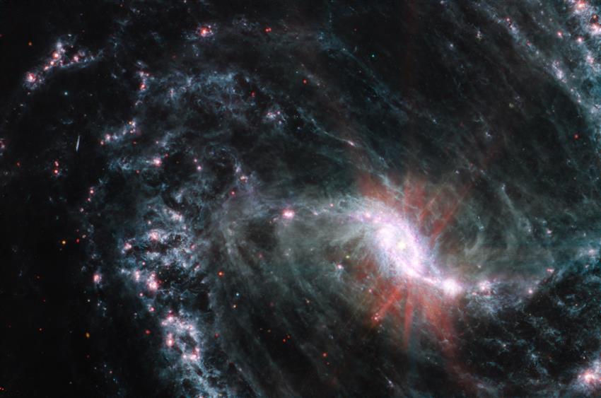 La galaxie spirale barrée NGC 1365 a un noyau brillant entouré d’un réseau de bulles et de cavités filamenteuses.