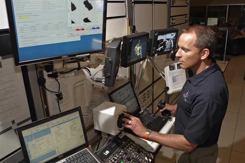 L'astronaute de l'ASC David Saint-Jacques pendant une séance de familiarisation à la robotique à l'Agence spatiale canadienne, au Québec