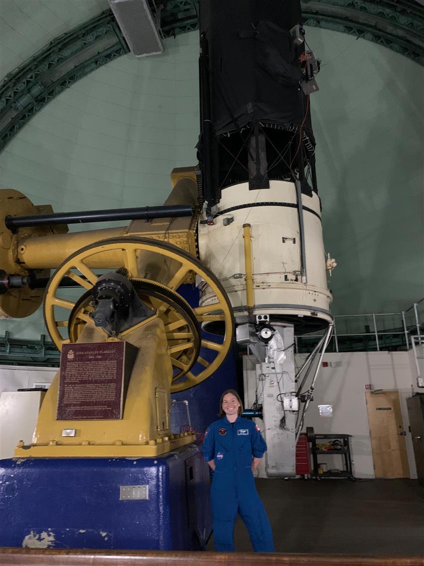 Jenni pose devant le télescope Plaskett.