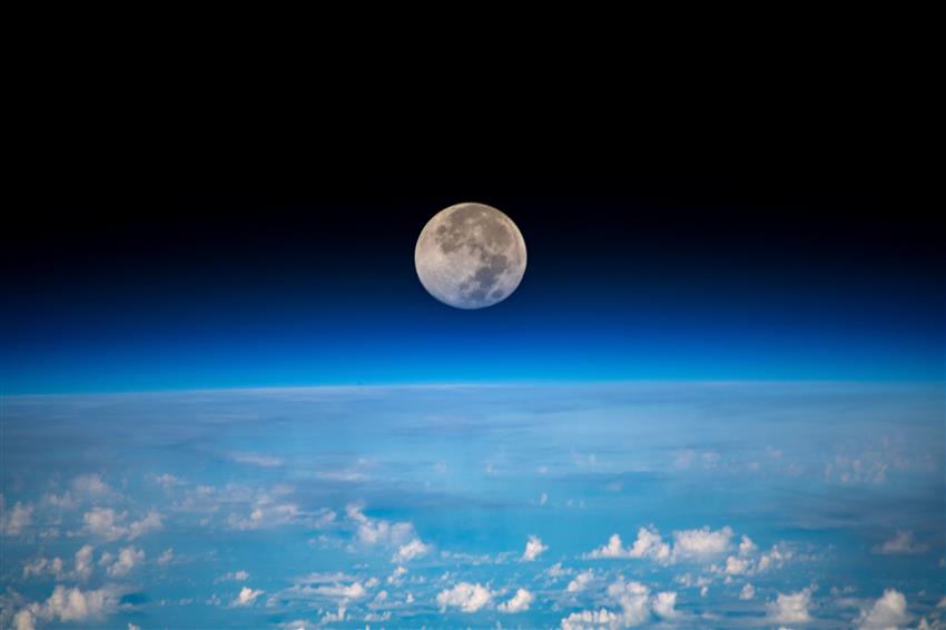 Coucher de lune – La Terre vue par David Saint-Jacques