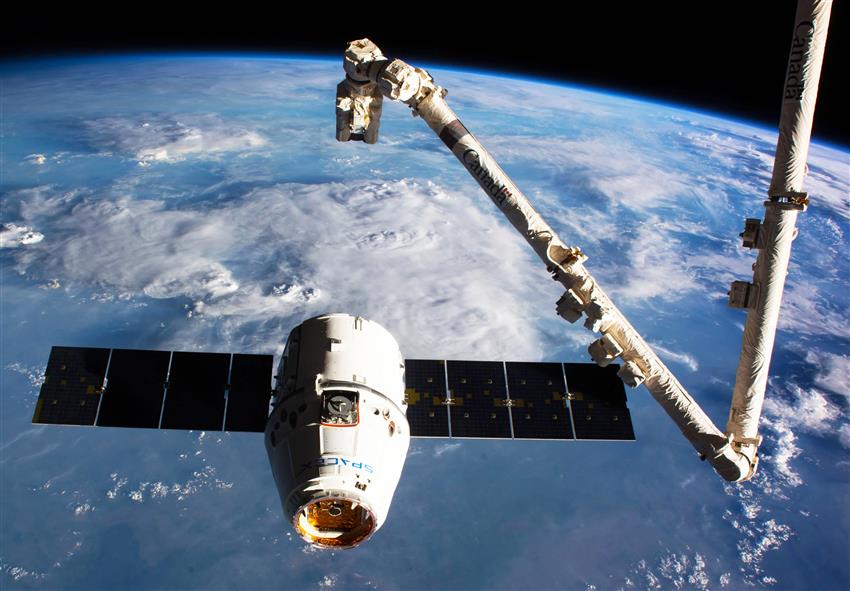 Dragon spacecraft and Canadarm2 - id 19119