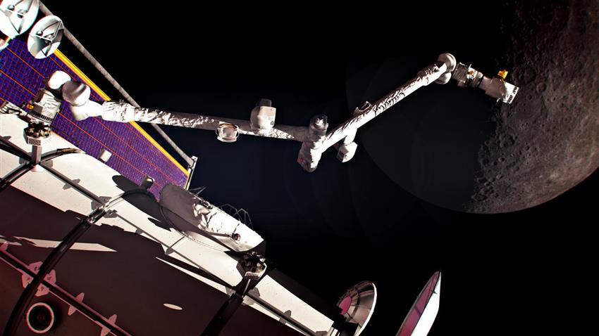 Un grand bras robotisé est fixé à une station spatiale. La Lune est à l'arrière-plan.