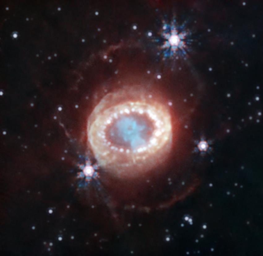 Image détaillée de la supernova 1987A située à environ 168 000 années-lumière de distance. 