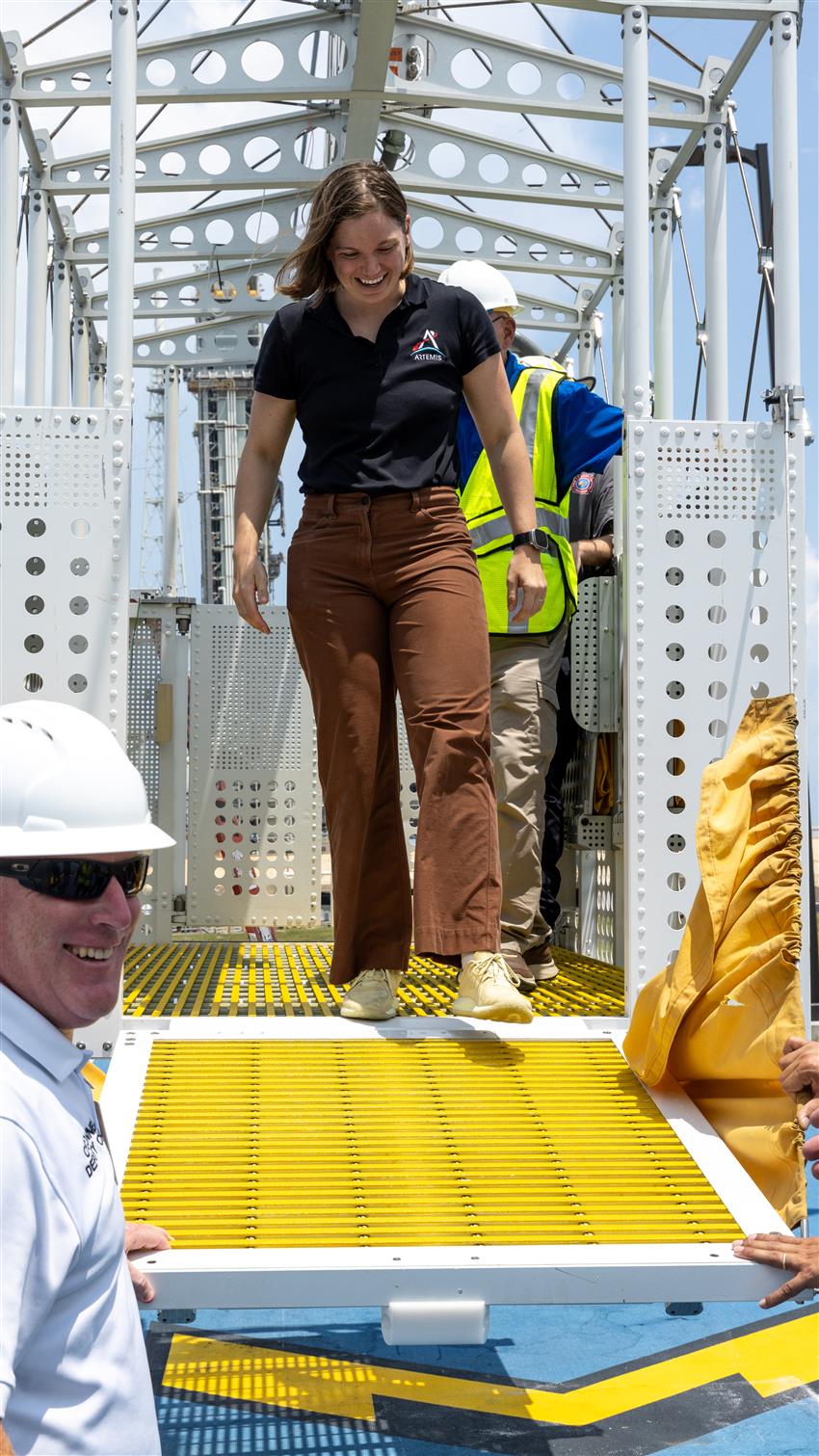 Jenni descend la rampe d'une nacelle d'évacuation d'urgence.