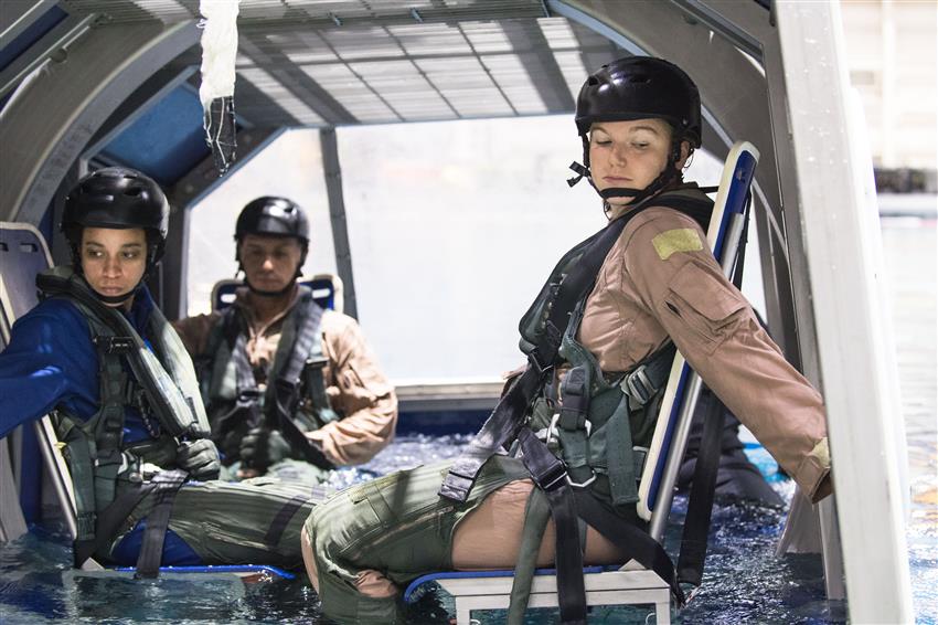 Jenni, Jessica et Frank sont assis dans un hélicoptère qui descend dans une piscine