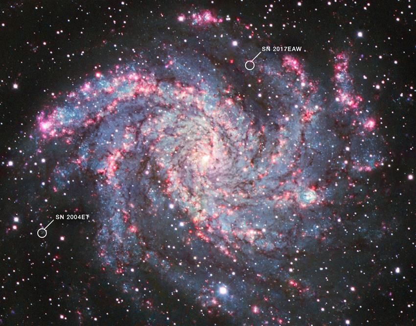 Une galaxie spirale vue de face, avec un noyau brillant et plusieurs grands bras spiraux