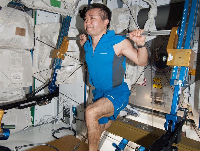 Dans l'espace, les astronautes font à peu près deux heures d'exercice par jour