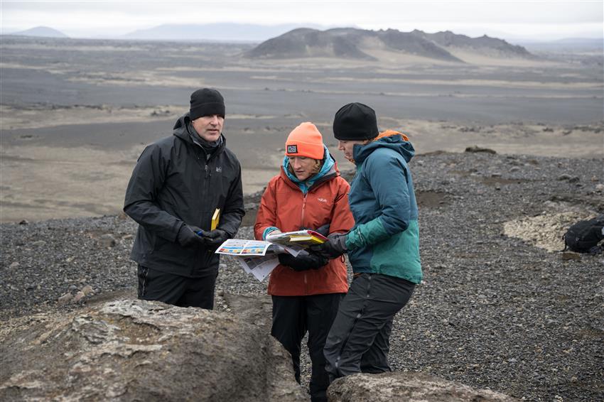 Jeremy, Christina et Jenni consult various documents.