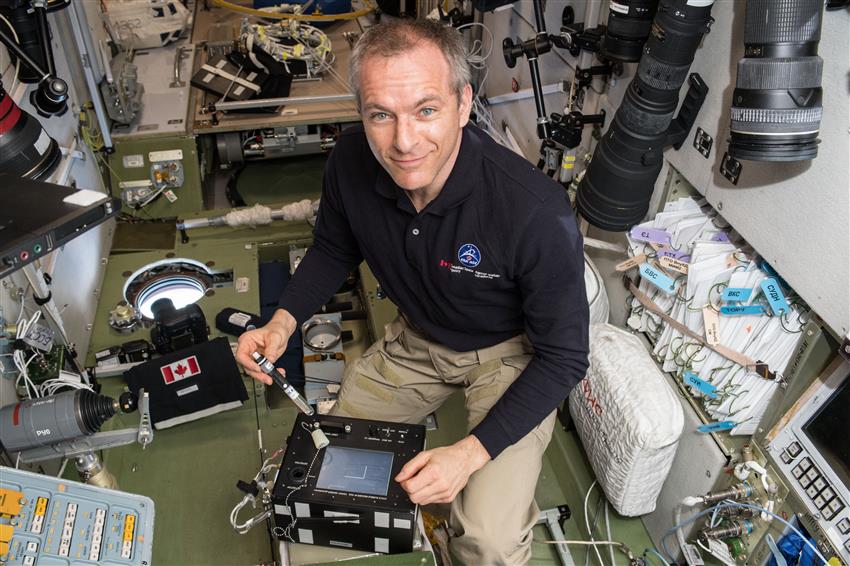 David Saint-Jacques mène une expérience lors de sa mission spatiale