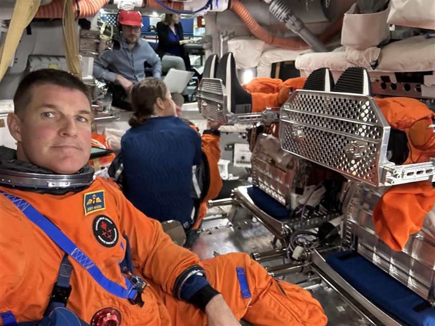 Jeremy portant sa combinaison spatiale à l'intérieur du simulateur d'Orion.