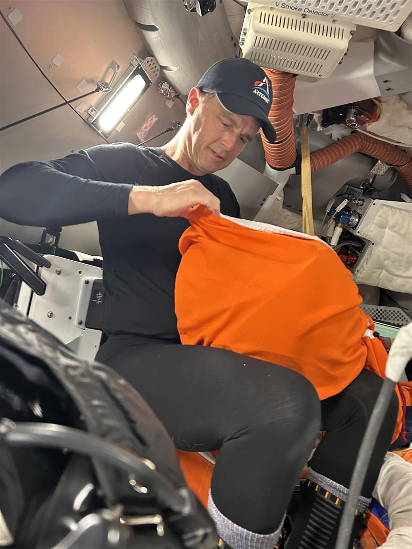 Reid Wiseman à l'intérieur dans le simulateur d'Orion.