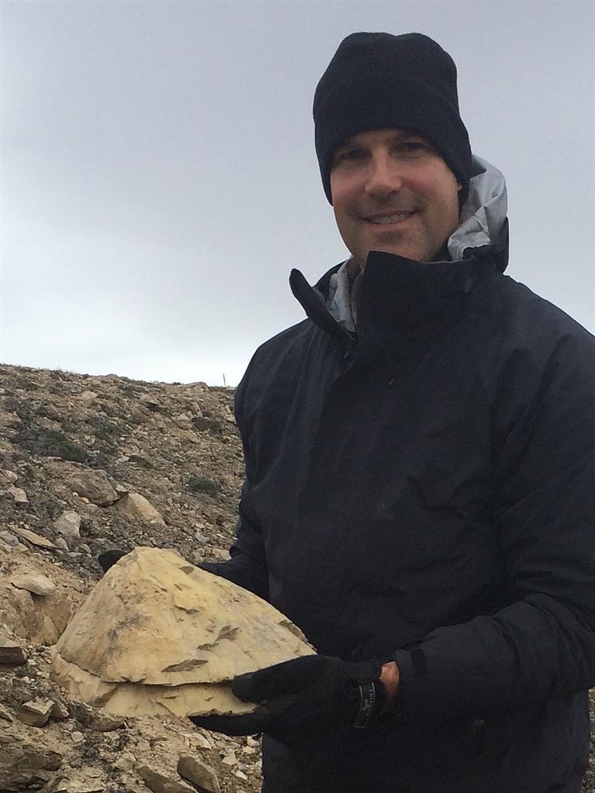 Jeremy Hansen en expédition de géologie sur l'Île Victoria - Fracture conique