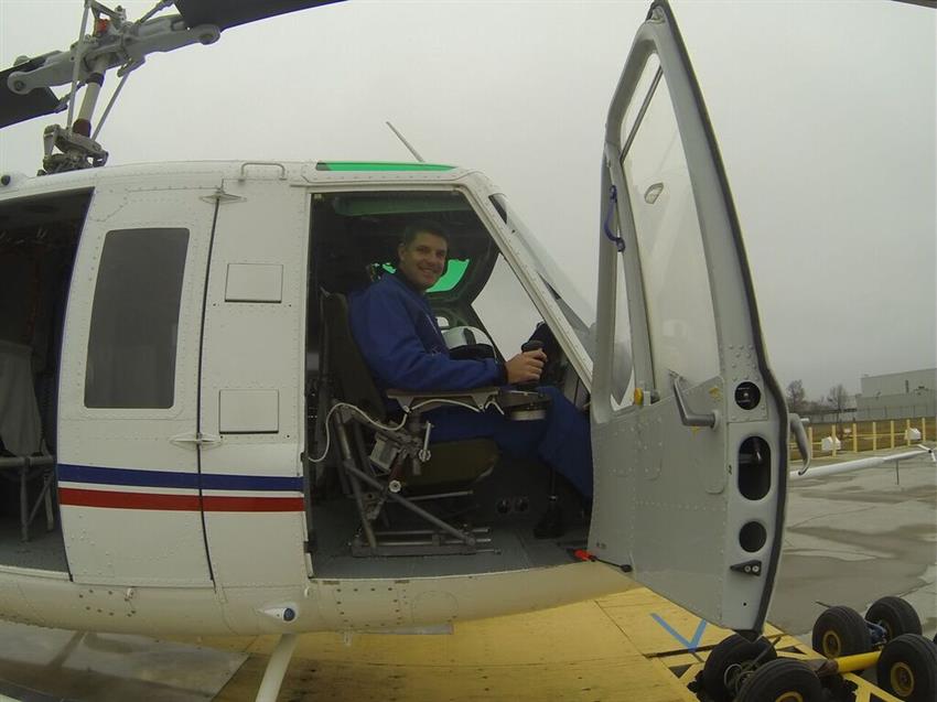 Jeremy Hansen dans un hélicoptère