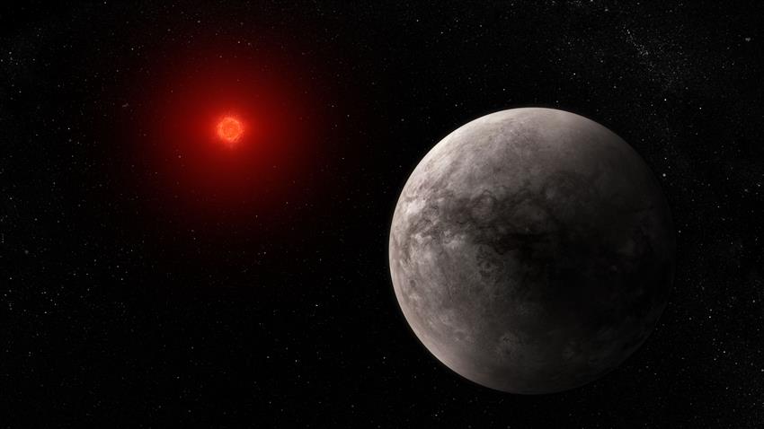 Illustration of an exoplanet and its red dwarf star on a black background