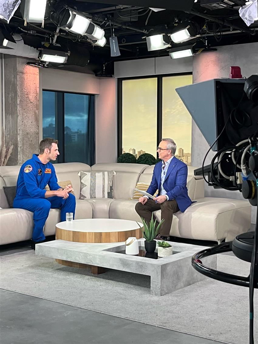 Joshua et Gino sont dans un studio de télévision et discutent.