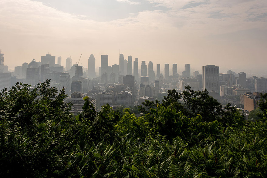 Le centre-ville de Montréal enfumé en raison des feux de forêt ailleurs au Canada en juin 2023.