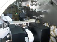 Un scientifique inspecte l'instrument IVIDIL, situé dans la boîte à gants scientifique pour la recherche en microgravité du SODI.