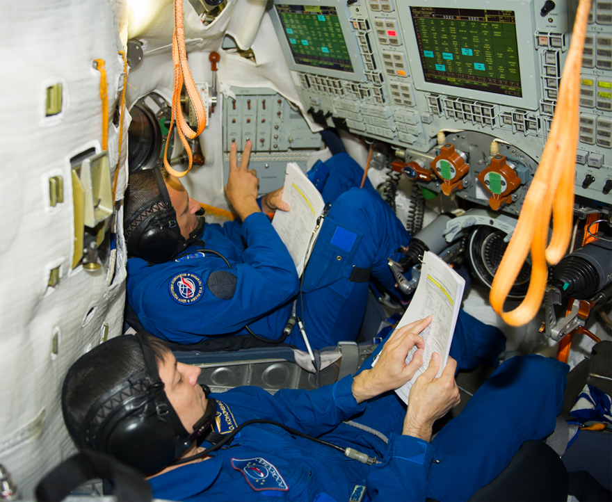 David Saint-Jacques practises emergency manoeuvres in the Soyuz simulator