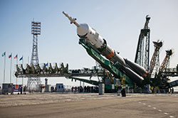 Taking the Soyuz rocket to the launch pad - Photo 4