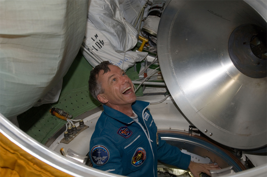 L'astronaute Bob Thirsk passe dans le sas ouvert de la SSI