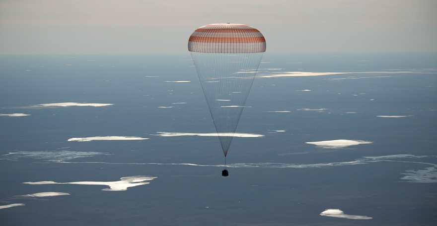 Atterrissage du Soyouz dans le cadre de la mission Expedition 50