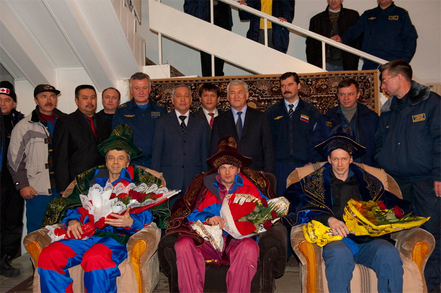 Robert Thirsk, Roman Romanenko et Frank De Winne sont accueillis chaleureusement par les autorités kazakh