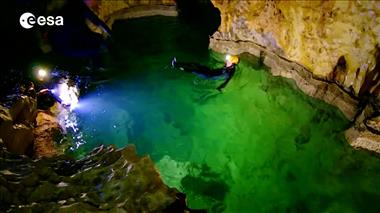 Vignette de la vidéo 'L'astronaute de l'ASC Jeremy Hansen explore des cavernes surnaturelles'