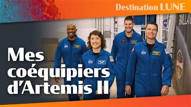 Équipe d'Astronautes de la mission Artemis II, marchant en souriant.