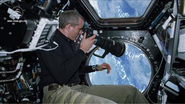 Vignette de la vidéo 'Explorer la Terre grâce aux photos de l'astronaute David Saint-Jacques'