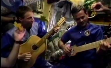 Vignette de la vidéo 'Réminiscence du passé : Chris Hadfield s'exécute à la guitare à bord de la Station spatiale Mir'