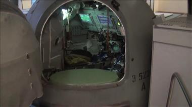 Vignette de la vidéo 'L'astronaute de l'Agence spatiale canadienne Chris Hadfield s'entraîne dans le simulateur du Soyouz'